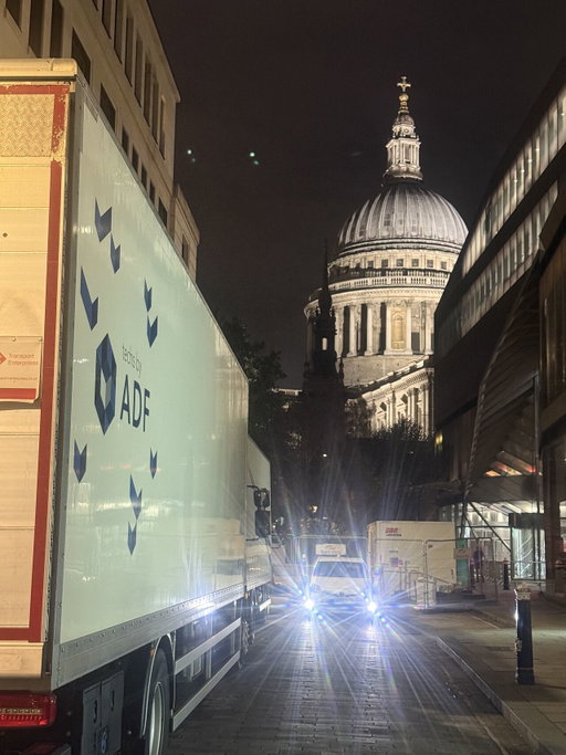 Our teams are back on the move, and it’s base locations like this - with these views and London’s iconic landmarks - that make this job all the more special🚛🌆🤩 

#lovewhatwedo #facilitiessupport #tvandfilm #production #location #fleet #london #landmark