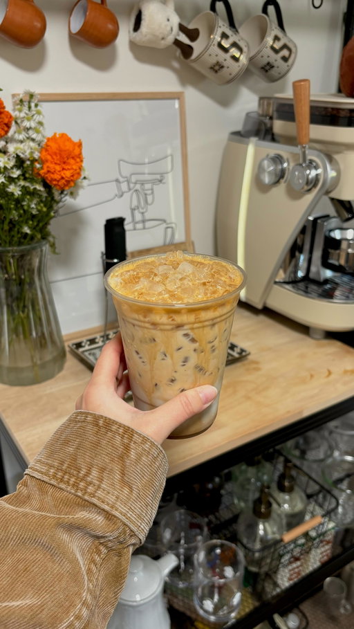 Salted Brown Sugar Vanilla Shaken Espresso ☕️🤍

Creo que ive been making this drink for almost a year and it truly is the best and easiest go-to latte. the perfect mix of savory and sweet! 
.
.
.
.
#brownsugarshakenespresso #brownsugarlatte #gotolatte #easydrinks #coffeeathome #homecafe #homecoffeebar #coffeebar #coffeerecipes #icedlatte #coffeebardecor #coldfoam #icedlatte #shakenespresso