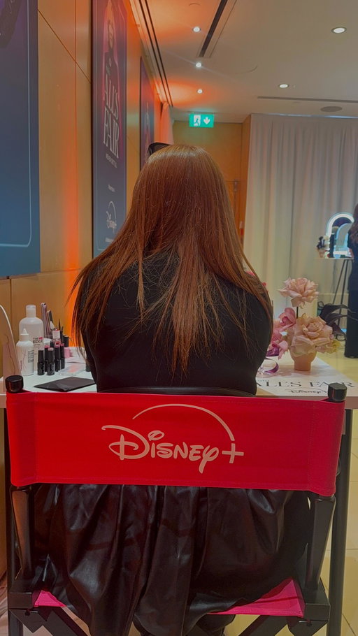 AD Come get glam with me for the incredible “All’s Fair” London premiere with @disneyplusuk 🖤 #AllsFair 

#grwm #premiere #vlog #explore #glam #hair #redhead