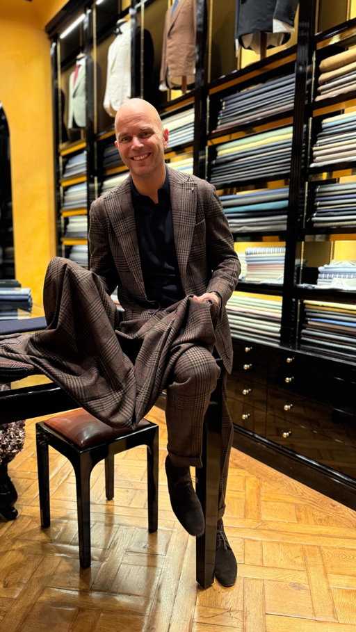 Hello everyone!

Today’s outfit starts with this beautiful Italian cashmere tweed — we turned it into a sporty suit that I paired with dark brown suede shoes and burgundy socks, perfectly matching the check of the fabric. The knitted navy polo gives the look a more relaxed, sporty touch — but mostly, I chose it because today I wanted to be wrapped in soft, comfortable fabrics. A casual look, yet always elegant and sophisticated.

#DailyOutfit #MensStyle #ItalianElegance #TweedSuit #CashmereTweed #SuedeShoes #EffortlessElegance #SmartCasual #SartorialStyle #LucaRubinacci #rubinacci