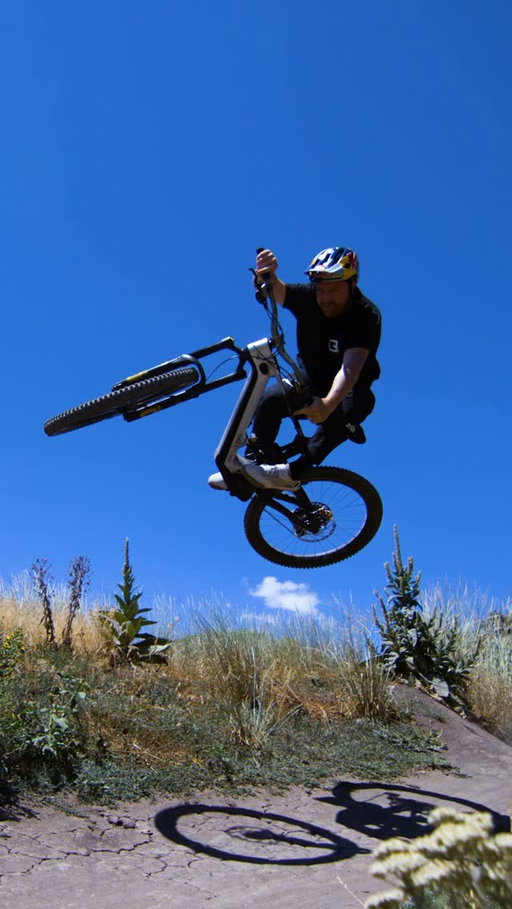 They keep making these bikes more fun. ⚡️

The new @boschebikesystems.us update is now available. The update increases your bikes torque to 100NM. There’s also a new eMTB+ mode which allows you to customize your ride characteristics.

You can download the update through the Bosch eBike flow app. Enjoy! 👊🏼

🚲 @crestlinebikes 
🎥 @ninefiveworks