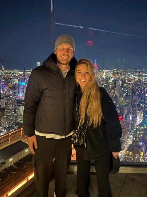 Super dernière semaine de vacances à NY. Très contente d’être retournée dans cette ville magique 😍

Merci @vialala_official d’avoir organisé et personnalisé de bout en bout, en amont grâce à Manon @destinaslow_ , et d’avoir été 7/7jours et 24h/24 disponible durant notre voyage. 
Entre le match de NBA, nos sorties shopping, les visites à vélo, notre dinner chez Vuitton (@gllmpts 🫶🏻) et au Peak, notre journée d’Halloween conclue par le festival Circoloco, il y avait pas mal d’activités de prévues, mais on avait plus qu’à profiter 🤗🤗

Mentalement reposée, j’ai hâte de retrouver ma vie « normale » et de retourner à l’entraînement 🥰

Ps: notre hôtel à Brooklyn était incroyable et je conseille aussi 🙏🏻 @1hotel.bklynbridge