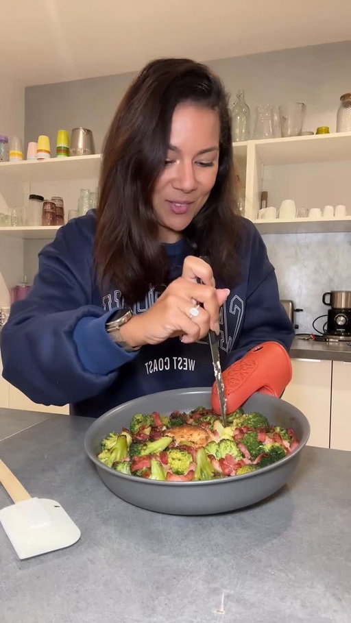 ONE POT de la flemme aiguë 

- 600gr de brocolis surgelés 
- 150gr de lardons fumés -25% de sel 
- 1 boursin aux figues et noix ( entier ou un demi ) 

Cuisson : 30min à 200 😎