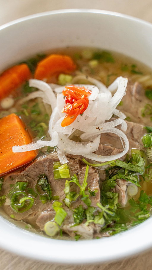 y’all been really into my humble vietnamese at-home soups and meals, so lets make another! this one is so nostalgic, so comforting, and really easy to make!

comment save, and i’ll send you the link to the printable recipe directly to your dm’s!

https://feedthepudge.com/sup-nui-heo-pork-macaroni-soup/