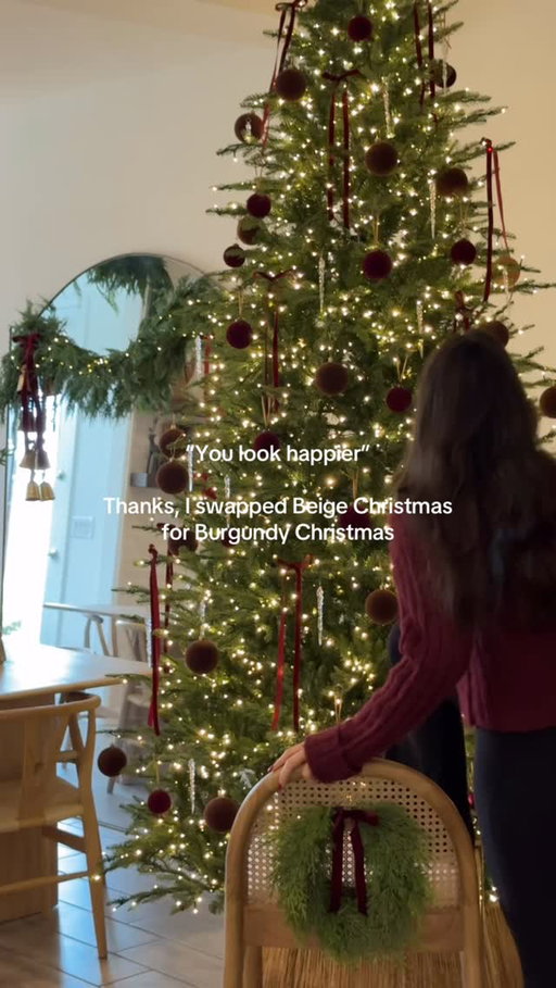 If you love a cozy & classic Christmas you’re in the right place 🎄🎅🏼❤️✨

Comment “SHOP” for a link to all the holiday finds in my home🔗🔗

#christmas2025 #christmashome #christmasinspo #holidayinspo #holidayhome #holidayinspo #cozyhome #cozychristmas