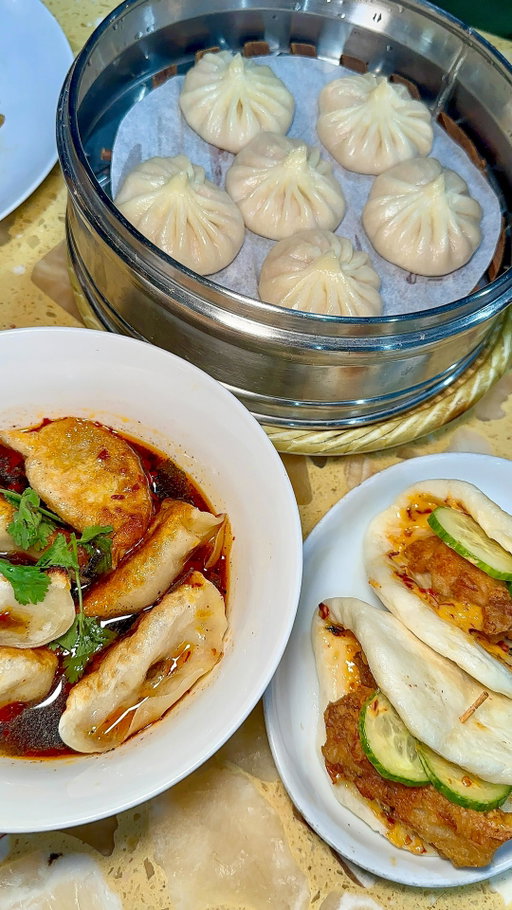 HIDDEN GEM HANDMADE DUMPLINGS AND CHINESE FOOD 🥟 This is one of our favorite spots to get dumplings because they have so many different types that they make from scratch and the freshest Chinese food! 

@dumplinghouseplano just released their Fall menu with so much to try but their stir fry cumin lamb was definitely our favorite - 10/10 ✨

📍 Dumpling House | 221 W Parker Rd Suite 525, Plano, TX 75023

#dallasfood #dumplings #chinesefood #chinese #dallas #dallasfoodie #dallasrestaurants #texas #dallaseats #dfw