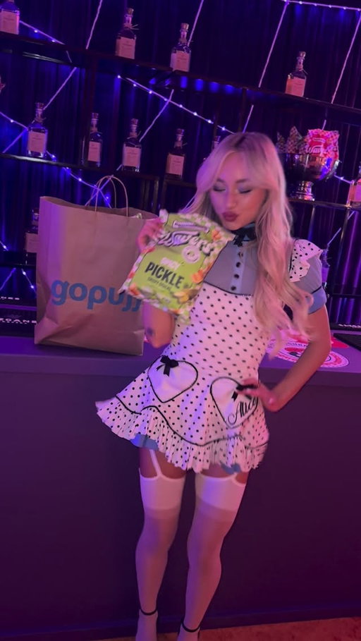 @gopuff saved the day with a quick delivery of spicy pickle #wavers during @daviddobrik annual Halloween party!! Check out @taylortayh all smiles after she grabbed the delivery - #GoPuff for the win! When we realized we ran out of Spicy Pickle we did not want to leave David’s guests disappointed!! We love our amazing partner @gopuff !! 

Order #WAVERS now for delivery in Cali and all over the USA! 📦
