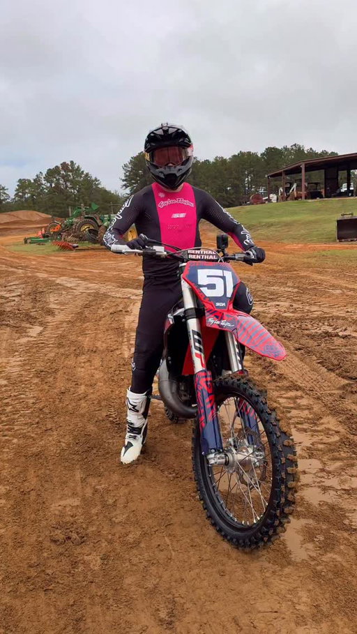 I guess we’re officially in Breaking Season. Racing is on break, constant breaking news, breaking updates etc etc. But me? I’m more interested in breaking 2-stroke engines and lap times! Some leave the mainland for debuts, but I sent it to Cairo… Georgia, to break out some audible symphonies with Bam Bam @justinbarcia down at the legendary MTF! We keep the focus on late braking (into turns). Drop a comment on what you’re thinking about this breaking news! New episode of ERA’s with Bam Bam drops on my YouTube tomorrow 🔥@redbullmotorsports @redbull #2stroke