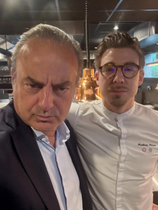 Nantes, Pays de la Loire.

Dans la famille Pérou, je voudrais le fils et la fille.

Après 20 ans à la tête de sa maison nichée sur les bords de l'Erdre, Loïc Pérou a transmis en 2017 son @lemanoirdelaregate à ses deux enfants.

@mathieuperou à la tête des cuisines et @annecharlotteperou à la direction du restaurant, dans lequel la fratrie a grandi, animent une des tables les plus prometteuses de la scène gastronomique hexagonale. 

Auréolé de deux étoiles Michelin en 2021 (une rouge et une verte) et paré du trophée Grand de demain Gault&Millau en 2023, le chef propriétaire passé par de grandes maisons (les frères Ibarboure et Thierry Drapeau en France, Tetsuya Wakuda et Peter Gilmore à l'international) propose une cuisine engagée, inventive et revendicatrice d'un terroir chéri.

 Ici la poésie du potager et des rivières rencontre l'amour du produit magnifié par une maitrise technique solide et jamais bavarde. 

Le travail autour de la courge est un modèle d'orfèvrerie gourmande, le feu est apprivoisé pour sublimer le brochet du lac et la canette de la ferme voisine, l'art saucier est convoqué pour transmettre une émotion qui réchauffe le cœur et l'âme, le temps d'un voyage où le temps suspend son vol.

Extrait d'un déjeuner en apesanteur :

- Carpe / bouillon de queue de bœuf
- Poireau du potager / potagère d'herbes, yuzu kosho
- Champignons Urbain / jaune d'œuf confit
- Courge butternut / pimprenelle, noix
- Silure de Loire Ikejime / panais, estragon 
- Brochet du lac de grand-lieu Ikejime /cresson, radis daikon
- Canette de la Ferme des marais / châtaigne, coing
- Rigolette nantaise / poire, oseille
- Miel d'Alexis Férard / avoine

La sommellerie propose une jolie sélection sur la Loire, habilement tarifée, et le reste du vignoble français est bien représenté.

Anne-Charlotte veille sur la salle avec une bienveillance et un professionnalisme (prix de l'accueil et du service Michelin 2022) qui irradient les heureux convives le temps d'un repas mémorable.

Une expérience que nous avons hâte de partager et de renouveler avec des amoureux du Beau et du Bon.

A très bientôt.

#michelin #gaultetmillau #laliste1000 #loire #nantes 

@laurie_hervault