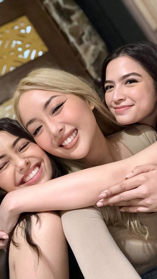 What’s freaking going on????? 😭😂🔥😘🥺🤯😅😭

Love you fave girls @alexailacad @shanaiagomez 
We therapy each other. 😅