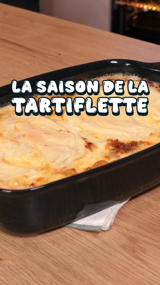 🥔La tartiflette ultra généreuse ! Abonne-toi pour toujours plus de recettes foodporn.

On l’attendait ! La saison de la tartiflette est enfin là. Du coup aujourd’hui on se lance dans pas une mais DEUX versions super généreuses : la classique gourmande et l’automnale savoureuse. En plus c’est hyper simple à faire, pour un plat à partager sans modération !

Ingrédients pour 4 personnes : 

• 800 g de pommes de terre 
• 2 oignons
• 200 g de lard fumé 
• 5 à 8 cl de vin blanc de savoie pour déglacer 
• 10 cl de crème liquide 
• 5 g de sel 
• 5 g de poivre 
• 2 reblochons  AOP

Pour la version automnale : 
• 500 g de pommes de terre (au lieu des 800g)
• 300 g de courges
• 150 g de champignons de ton choix 
 Tu peux ajouter des noix ou des noisettes, ca marche hyper bien aussi 

Et toi quel plat tu préfèrerais goûter ? 
#recettefacile #foodporn #tartiflette #recettemaison