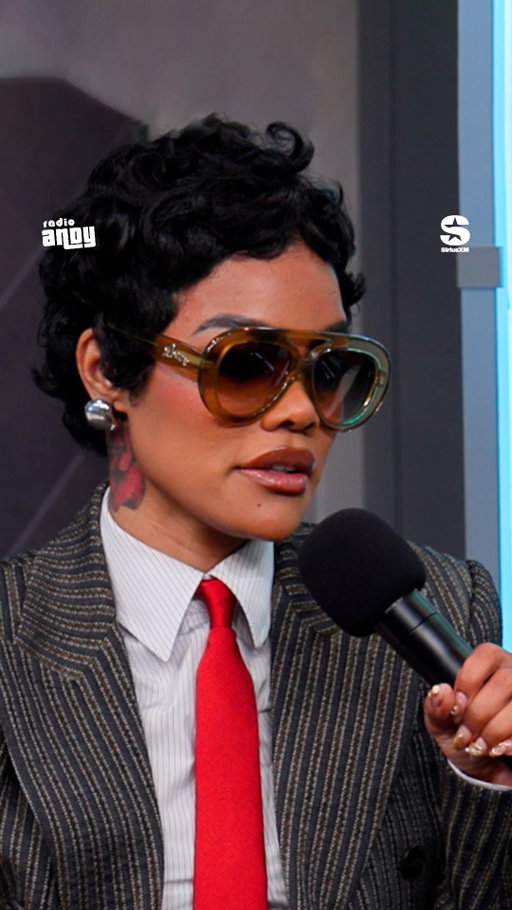@teyanataylor has great abs—but they might be a little difficult to replicate 🏋️‍♂️ Listen to the full @radioandyinsta interview with the cast of @allsfaironhulu at the link in bio.