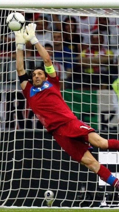 The brilliance of Gianluigi Buffon 🧤

.
.
.
.
________

#football #goalkeeper #footballhighlights #futbol #calcio #fútbol #futebol