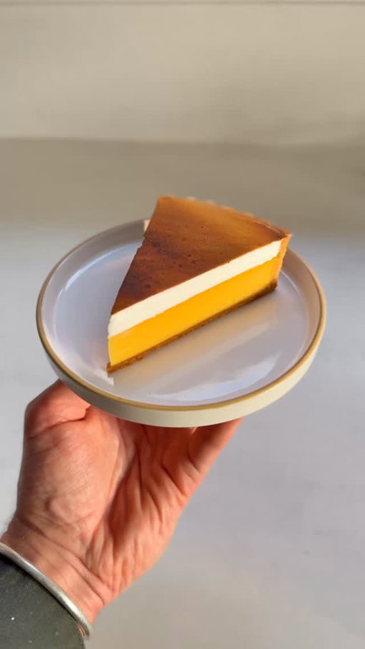 Lemon meringue tart 🍋 I don’t know how you’re supposed to eat those mile high lemon meringue tarts but for me this is the perfect ratio (and you can actually fit it into your mouth 🤣) I adapted my classic lemon tart for a slightly richer filling, then added a Swiss meringue on top which is spread to be flush with the tart. This gives it an every slice an even thickness and looks stunning when you serve it! The recipe is part of my online classes (plus 130+ others), click the link in my bio to sign up! Thank you again to @astry_bistro for the design inspo!