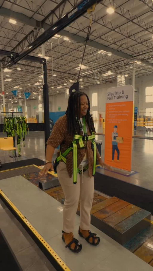 I had a great time with @amazon at their Delivering the Future event. Got a chance to learn more about their community impact and tech they are creating to help. @carvdnstone has a really good article further breaking down what was shared there. 

Which tech would you wanna try…the glasses, robots, or drones?