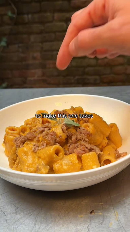 🎃 Pumpkin, buratta and sausage Pasta 🍝 

Ingredients: 
500g Pasta
300g Butternut squash 
3 or 4 sausages 
250g Burrata 
150g Parmigiano Reggiano 
Walnuts a handful 
1 Garlic clove 
Sage, black pepper, Salt to taste

Sausage and Pumpkin are the perfect fall pairing. Adding a burrata for holy creaminess just makes everything better. 

🔗 Full RECIPE CARD at Link in Bio 👀