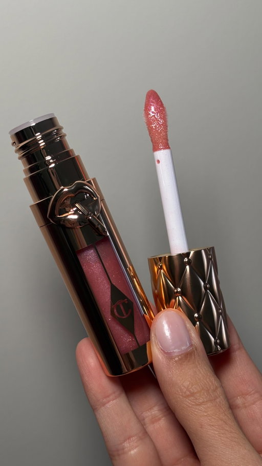 big lip plumping lip gloss ‘strawberry chocolate’ @charlottetilbury 🍓🍫 y siii, si huele a fresas con chocolate👌🏼

#charlottetilbury #gloss #lipswatch #glossylips