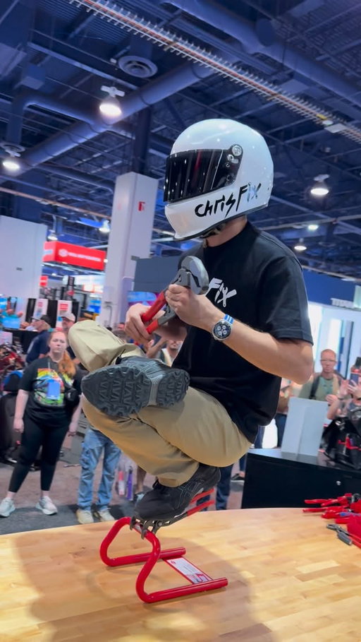 Did I do this right?

Apparently you can stand on Knipex’s pliers because they grip so hard… that checks out!

#ChrisFix #SEMA @knipex_northamerica