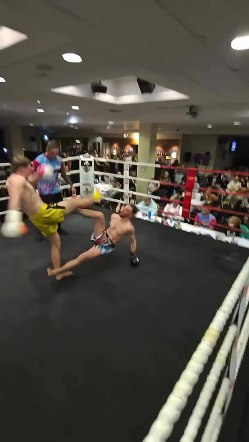 Seen so many people crying and kicking off about this KO. Mainly people who clearly never had a fight and don’t train seriously or at all. Looks like a perfect continuous movement KO to me 🔥☠️

#muaythai #knockout