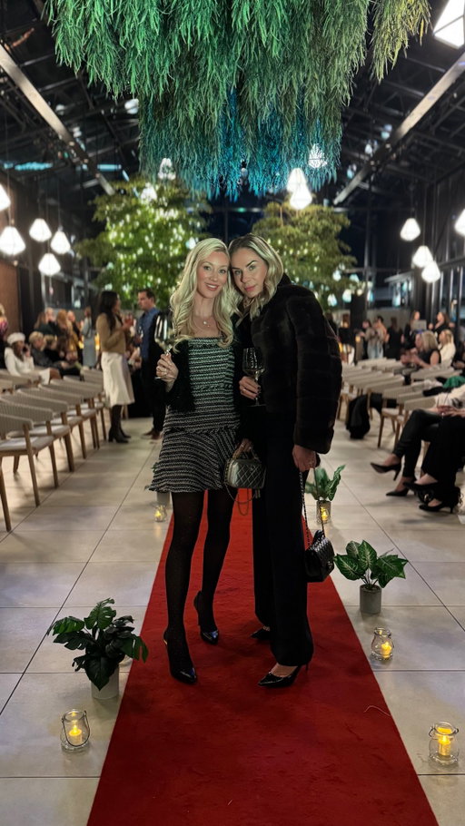 “You should wear more color.” Red carpet, red bottoms in honor of @janetmandell’s fashion show ❤️

✨Cait’s dress & jacket are from Western Springs local boutique @joliedressboutique 
✨Olya is in @amandauprichard jumpsuit and fur coat from Hinsdale local boutique @lepaboutique