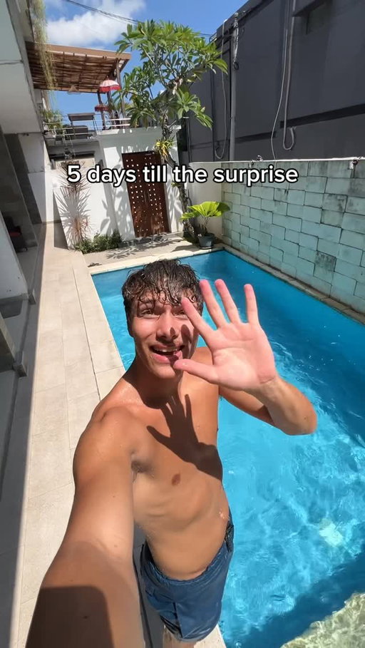 Hardest secret ever to keep❤️

I flew all the way across the world to surprise my mom for her 50th birthday after being away for over a year and 3 flights later, multiple taxi’s, hiding at my friends place and lots of lies it was finally the time to surprise her at the moment she thought it would never happen anymore🫶🏼

#surprise #mother #family #party #wholesome #birthday #special