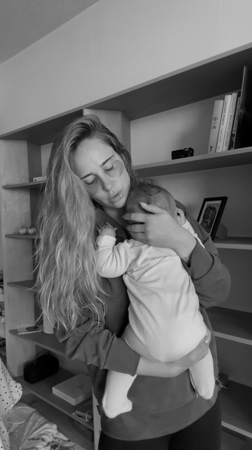 I can’t imagine having the sweetest bath and then just walking away. My hair’s still wet, she’s clean and tired, and I’m rocking and shushing her to sleep. Showing up for every cry over here.

I know I’ll never look back and think “I wish I didn’t do that.” It’s exhausting sometimes, sure, but I’d still rather be there than let her “cry it out.”

my outfit @tommyjohnwear 
eye patches @peterthomasrothofficial 
Ella’s wearing @cadenlane