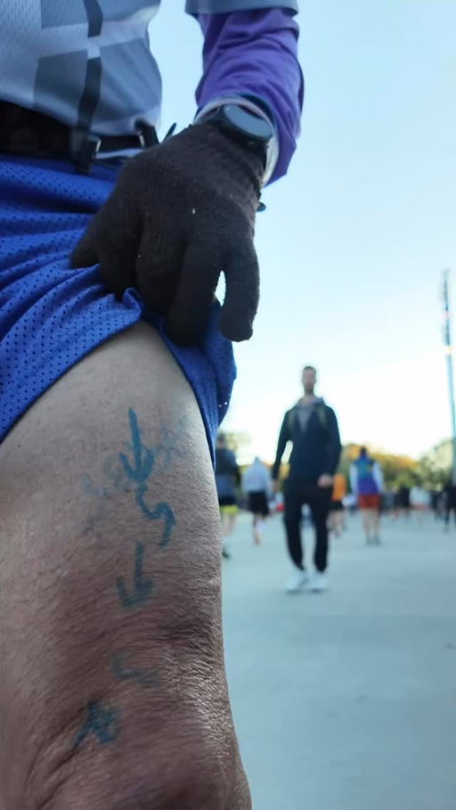 Super Mario 🏃‍♂️✨
300 marathons. 37 demi. 2 ultras. Et 38 ans à courir chaque semaine

Si on fait le calcul vite comme ça :
37 x 42.2 + 300 x 21.1 + 2 x 80 + les p’tites jogs du dimanche depuis 38 ans = 25 000 km et +

Soit l’équivalent de Montréal → Tokyo → retour → et un détour par Gaspé.

Puis il court encore. Toujours avec le même plaisir, la même flamme. ❤️‍🔥