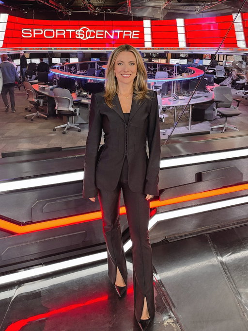 Energy begets energy - Dolly Parton  Obsessed with this power suit that has  @dollyparton’s name and style finger prints on it in collaboration with @goodamerican. And to Dolly’s point the energy you put out there produces more energy so make sure it’s the good kind 😉 #powersuit #workwear #ootd #blacksuit #womenssuit  MUA: @patriciagrecomakeup