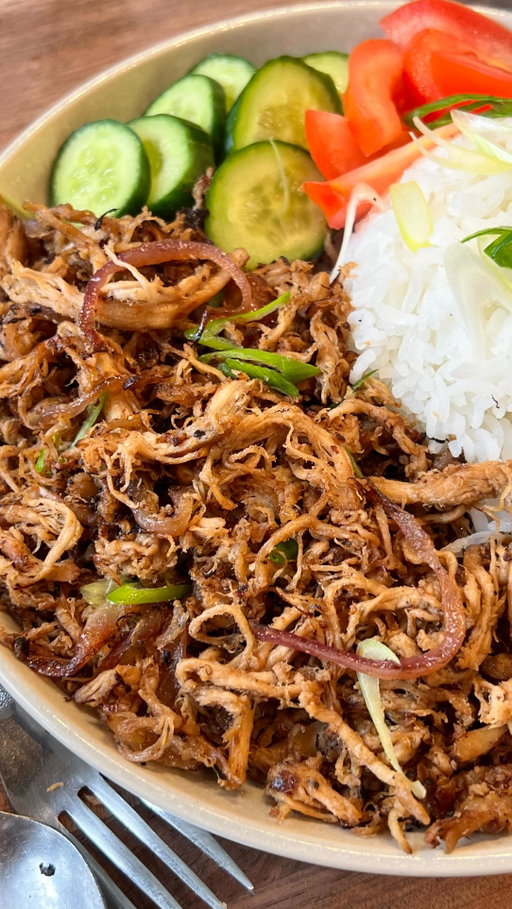 Easy Weeknight Meals Part 7: Chicken Adobo Flakes 🤝

You can do the same with leftover Chicken Adobo (I have a recipe up already!), but this version is simpler without any previous cooking or marinating required 🫡

https://www.iankewks.com/chicken-adobo-flakes/

🔥 Comment “Adobo” and I’ll DM you the full recipe!