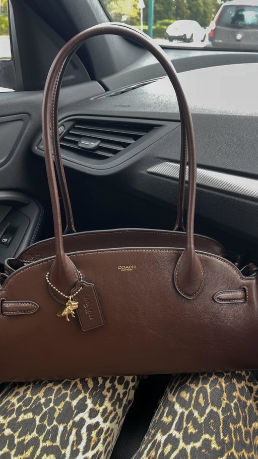 Coach Empire Carryall 34 bag unboxing 🥰🛍️

I’d been eyeing this up recently and spotted Farfetch had 25% off so it was obviously meant to be 🙌🏼 This is in shade Maple, a rich timeless brown leather and no unfortunately my iPhone 12 Pro Max doesn’t fit in the inside pocket 😅

Absolutely in love with the long arm straps and east-west shape 

Coach is killing it atm, are you looking at any of their styles?

-
#coachbag #coachunboxing #coachempire34 #browleatherbag