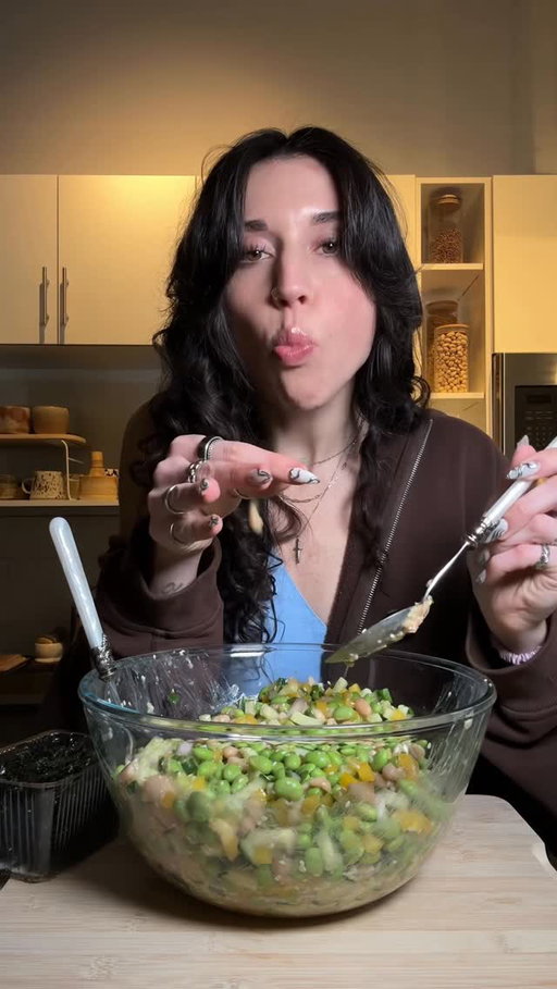 Edamame miso salad >>>>>

Highly recommend a veggie chopper mines on my stories!

Ingredients
2 bags frozen edamame
1 can white beans
1 cucumber
1 belle pepper
1 shallot
2 green onions
Sesame seeds
Seaweed snacks for serving 

Miso dressing 
2 tbsp miso
1/4 cup red wine vinegar
2 tbsp sesame oil
2 tbsp soy sauce
2 tsp lime juice
3 tbsp maple syrup
1 tbsp minced garlic
