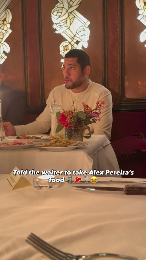 Told the waiter to take Alex Pereira’s food LMAO 🗿🥩🍴😂 @alexpoatanpereira 

#alexpereira #prank #ufc #pranks #ninadrama