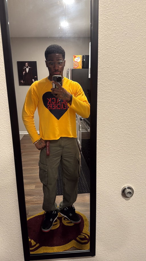 I WAS IN A RUSH WE’LL TALK SOON!!!
•
•
•
•
if viewing, follow @erckhll 
#explorepage✨ #fashion #ootd #rushing #jordan4retro #fashionstylist #outfitinspiration #blackteacher