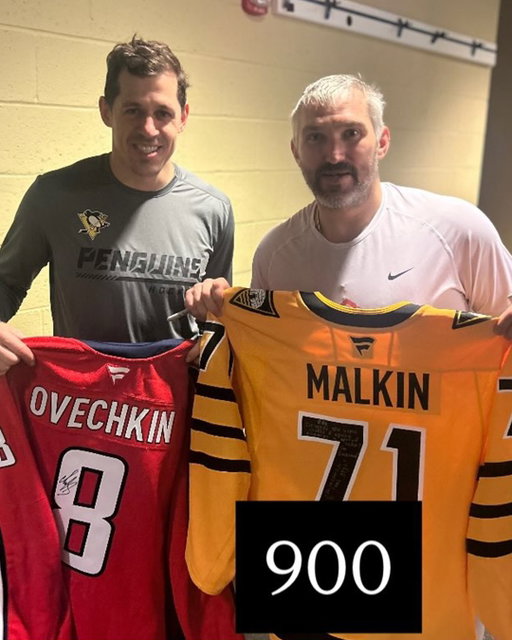 Geno made sure to congratulate his buddy Ovi on becoming the first player to ever score 900 goals! 🤩

(📸: @e.malkin71geno)