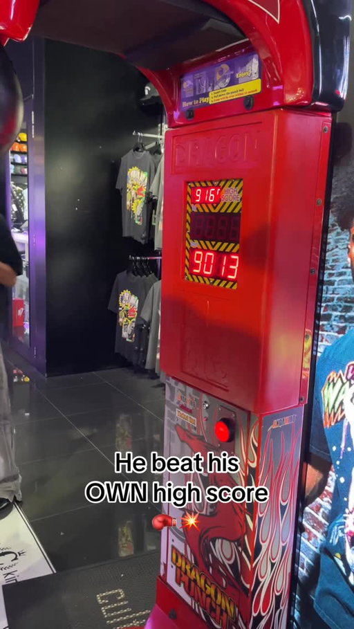 That machine gotta be broken 🥊🎯 @alexpoatanpereira