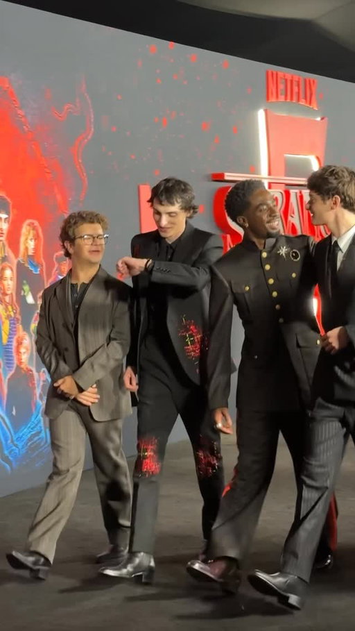 From the boys to Barb, here’s everyone we saw at the #StrangerThings world premiere tonight in L.A. 🔦
video: @deborahyou