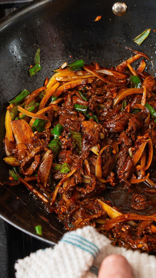 Follow @andyseastcoastkitchen_ for more fun and approachable recipes.
•
If you’ve ever had beef bulgogi at a Korean BBQ spot, you already know what kind of flavour party we’re working with here. Thinly sliced, marinated beef cooked hot and fast in a skillet—it’s sweet, savoury, salty, and just a little bit spicy. Add some rice, maybe a quick cucumber salad, and you’ve got one of my favourite weeknight dinners that also happens to be perfect for meal prep. This beef bulgogi recipe is straight-up addictive. It hits every note you want in a quick dinner: the beef cooks in minutes, the marinade is pantry-friendly, and everything comes together in about 20 minutes flat. Bonus? It’s high in protein, super satisfying, and way better than takeout.
•
Comment “Recipe” on this post for the full recipe sent to you