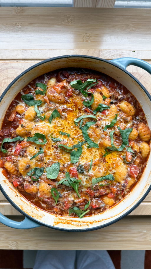 EP 2: BABE ON A BUDGET TAKES THE WEEKLY SHOP 🤠

MEAL 5: GNOCCHI BOLOGNESE BAKE 

🍴 4 portions
⏰ 30 - 40 minutes
Store cupboard essentials: oil, minced garlic, salt & pepper, minced garlic, mixed herbs, smoked paprika, veggie stock cube, ketchup (or sugar), marmite (optional)

Ingredients

- 1 white onion
- 1 carrot
- 1 red pepper
- 150g mushrooms
- 30g sun dried tomatoes
- 1tsp minced garlic
- 150g veggie mince
- 2tsp mixed herbs
- 2tsp smoked paprika
- Parsley
- Salt & pepper
- 400g chopped tomatoes
- 1 veggie stock cube
- 1tbsp tomato puree
- 2tsp ketchup
- 1tsp marmite
- Basil
- 500g gnocchi
- Handful cheddar cheese

To make...

🥫 Fry off diced onion, carrot and red pepper in olio until softening. Add iced mushrooms and sun fried tomatoes and continue to cook.

🥫 Once soft, add veggie mince and season with mixed herbs, parsley, smoked paprika and salt & pepper.

🥫 Add chopped tomatoes, 200-300ml of water with a veggie stock cube, tomatoes puree, ketchup and marmite.

🥫 Allow to simmer for as long as possible before adding basil and parsley-boiled gnocchi. Cook in the sauce for a further 5 minutes before covering in cheddar and popping under the grill until golden and bubbling. 

*BULKING DOWN? This freezes super well so get the freezer stash stocked up! Or, a little less of everything and make shakshuka with the left

Store in the fridge for up to 3 days in an air tight container. 🫙

#babeonabudget #veggierecipes #budgetfoodshop #weeklyfoodshop #vegetarian #foodshopping
