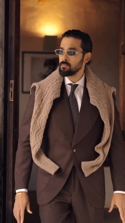 💫 Do you know where true elegance begins?
Right here… tucking the shirt inside the boxer.
A gesture no one sees, but that makes all the difference.
A crisp white shirt, golden cufflinks, and a warm fragrance that smells like autumn.
A brown flannel suit with a pronounced lapel and high-waisted trousers that shape the silhouette and command presence.
A vintage watch that carries history, black leather boots that ground the look,
and a knitted sweater in a taupe tone that adds texture and warmth.
Every piece has its purpose, but together they convey more than style:
elegance begins from within.
——————
🇪🇸 ¿Sabes dónde realmente empieza la elegancia?
Justo aquí… metiendo la camisa por dentro del bóxer.
Un gesto que nadie ve, pero que marca la diferencia.
Camisa blanca impecable, gemelos dorados y un perfume cálido que huele a otoño.
Traje marrón de franela, con solapa pronunciada y pantalón de tiro alto que estiliza la figura y proyecta presencia.
Un reloj vintage que encierra historia, botines negros de piel que sellan la firmeza del look,
y un jersey trenzado en tono topo que aporta textura y calidez.
Cada prenda tiene su papel, pero solo juntas transmiten algo más que estilo:
la elegancia empieza desde dentro.
#asmr #suitstyle #menssuits #gentleman #grwm