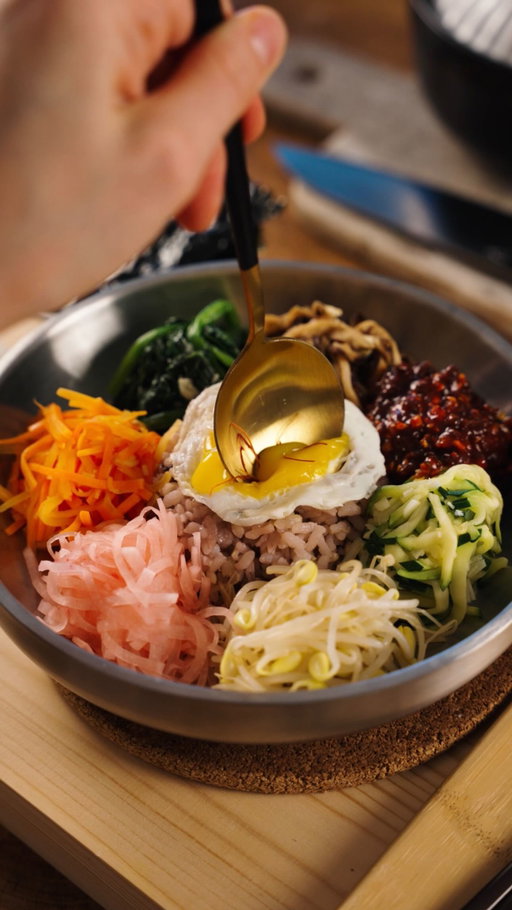 To make my Bibimbap EXTRA pretty today, I’m using the Tadafusa Hocho Kobo Santoku Blade, from @knifewear #ad 

#koreanfood #bibimbap #santoku #japaneseknife #knifewear
