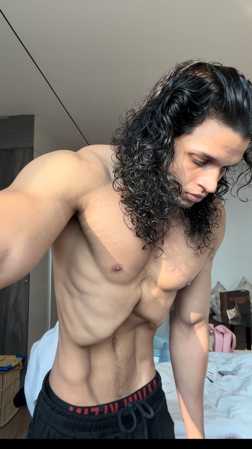 Kabhi life plan ke hisaab se nahi chalti…
Plan change ho ya na ho, humein har situation main ready rehna hai. 
Next stop USA stage 🇺🇸🇮🇳

Fueled up by @dynamite.preworkout 
Use code : ANAND30 at Wellversed.in

#bodybuilding #stage #natural