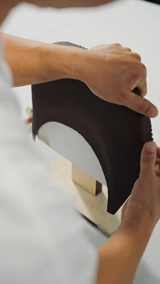 I witnessed China’s hidden leather mastery. Every detail of the Luna bag shows a balance of culture, craft, and smart design — bringing something genuinely new to leather luxury.

#SongmontLunaCollection #songmont #madeinchina #lunabag #leatherfashion #leatherbag #affordableluxury #tannerleatherstein