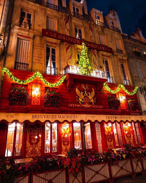 Christmas has made its way to Place Cachée!

Experience it for the first time ever in The Wizarding World of Harry Potter - Ministry of Magic at Universal Epic Universe. ✨🎄