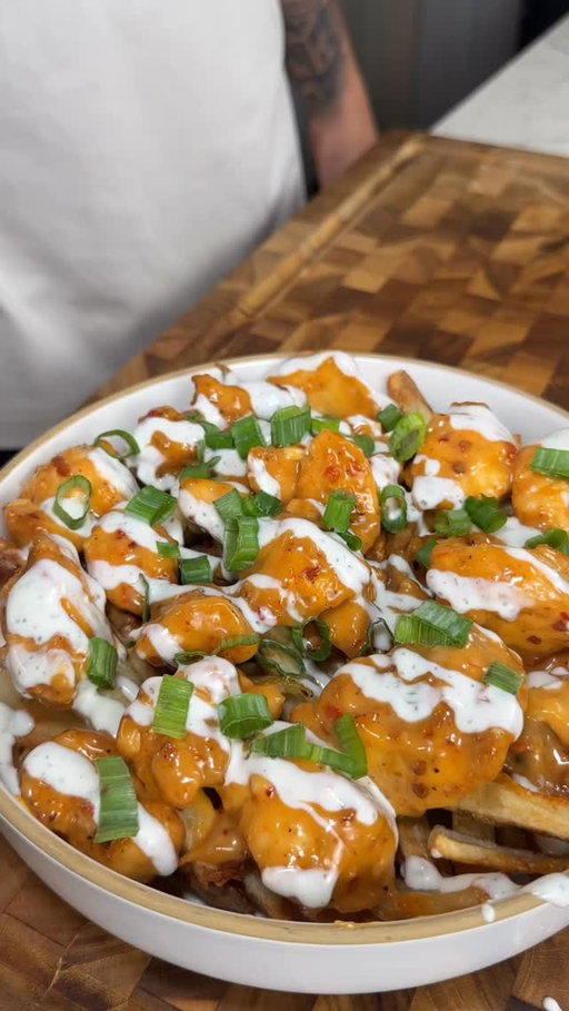 SAVE THIS ‼️ Bang Bang Chicken fries for Weight Loss! 🤯 (recipe 👇🏽)

Announcements:
✅ New seasonings coming soon 👀 @spicexseasoning 
✅ Cookbooks on my website! (Checkem out macros included!) 💪🏽 or comment “cookbook”
✅ why you so delightful? 

Macros per serving yogurt ranch NOT included (x2 servings): approx 484 calories |55g P | 36g C | 11.5g F

For the fries:
2 medium russet potatoes 🥔 
Avocado oil spray 
Salt, to taste🧂

For the chicken:
1lb chicken breast cubed
Salt & pepper, to taste 🧂
1 tsp Corn starch
Avocado oil spray 🥑 

For the sauce 
1/4 cup Light mayo
3 tbsp Sweet chili sauce 🌶️ 
1 tbsp soy sauce 

Top w low cal yogurt ranch from my digital cookbook “meal prep magic” pg. 72
Garnish green onions

ENJOY 😍
.
.
.
#icekarim #healthyrecipes #easyrecipes #mealprep #easyrecipe #homemade
