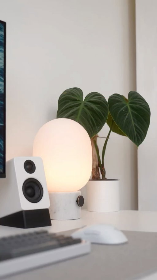 Here’s a small peek into my office lighting system 👀

#desksetup #homeoffice #minimalsetup