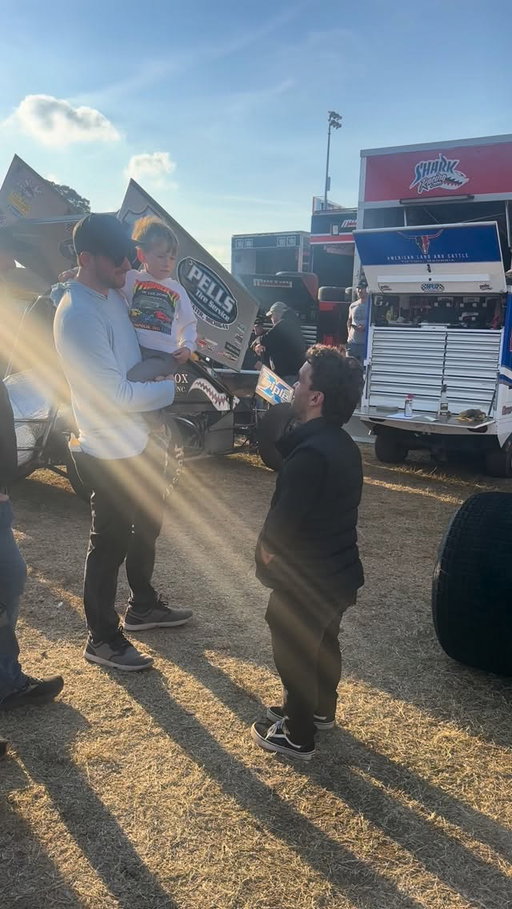 Chase Briscoe 🤝 Rico Abreu. Two dirt guys choppin’ it up at the World Finals.