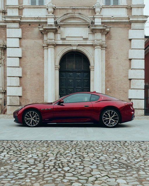 Fresh from its debut on the stage of the Pavarotti-Freni Theater, the GranTurismo Meccanica Lirica One-Off in the bespoke new #MaseratiFuoriserie shade Rosso Velluto, commands the spotlight. An aria composed for the road. #MaseratiGranTurismo #Maserati
**⁣⁣⁣⁣⁣⁣⁣⁣
Please refer to the official technical specifications through link in bio.