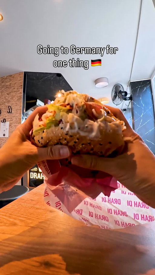 Can you guess what it is? 🥙

May or may not be the entire reason behind flying to Germany 🇩🇪 

#döner #donerkebab #turkishfood #germanfood #traveltheworld #munich #germany #deutschland