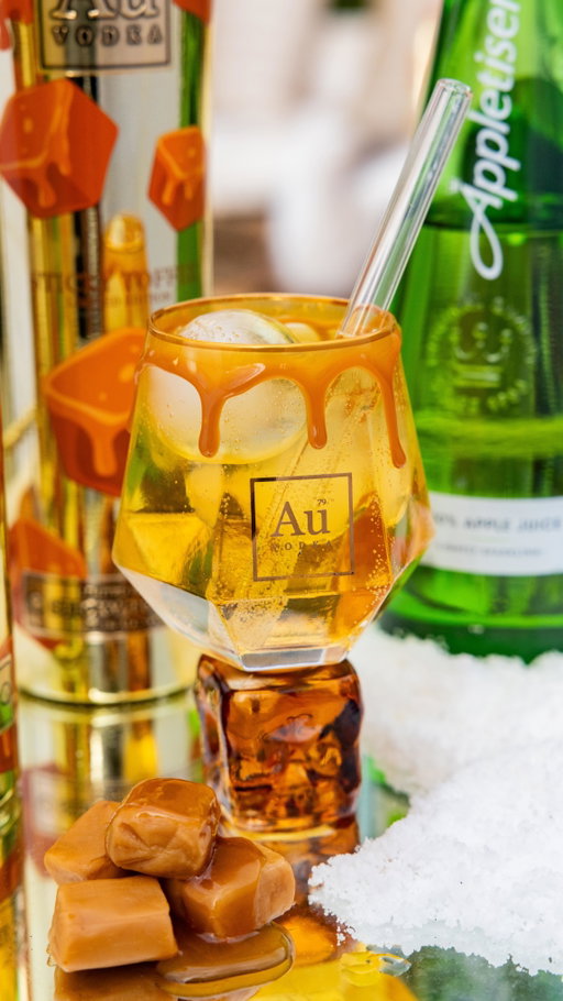 Au Vodka Sticky Toffee + Appletiser is the ULTIMATE drink combo 🏆🍯🍏 How GOOD does it look in our Limited Edition Sticky Diamond Glass!? 🤤 Available online NOW! #auvodka