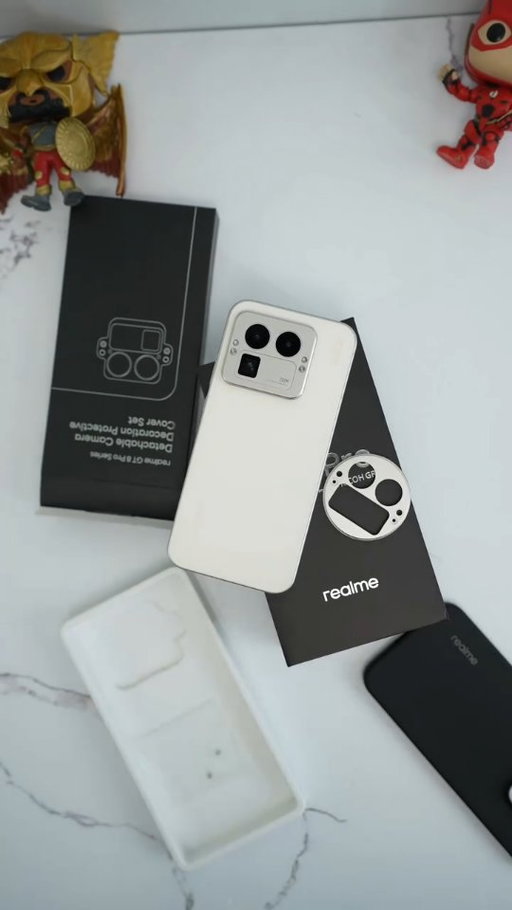 The new RealMe GT8 Pro is a Snapdragon 8 Elite Gen 5 powered device, 7,000mAh battery and a the first with a removable and replaceable camera housing . 

What do you think?

#realme #realmegt8pro #unboxing #reelsinstagram #booredatwork #snapdragon #reels